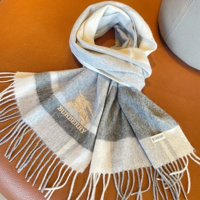 Burberry Écharpe en Cachemire à Carreaux 7