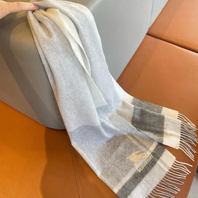 Burberry Écharpe en Cachemire à Carreaux 8