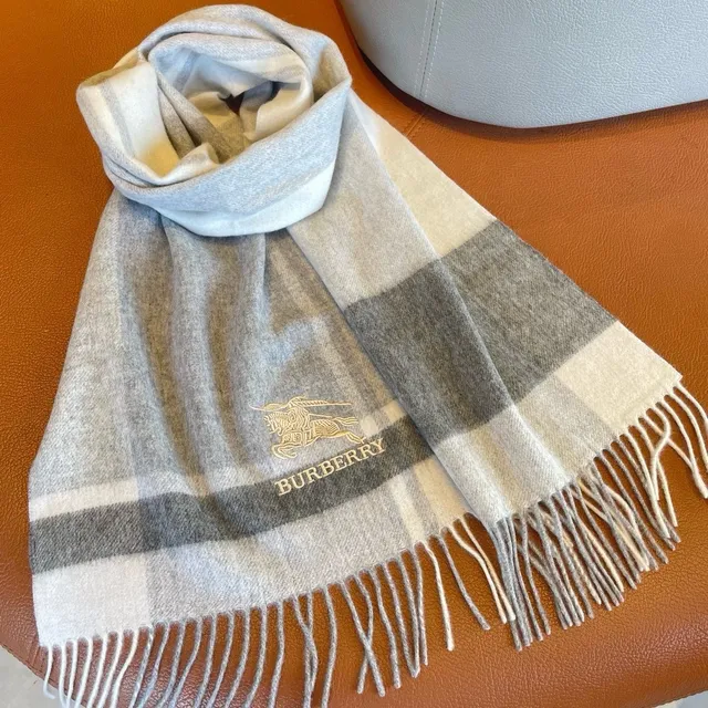 Burberry Écharpe en Cachemire à Carreaux 9