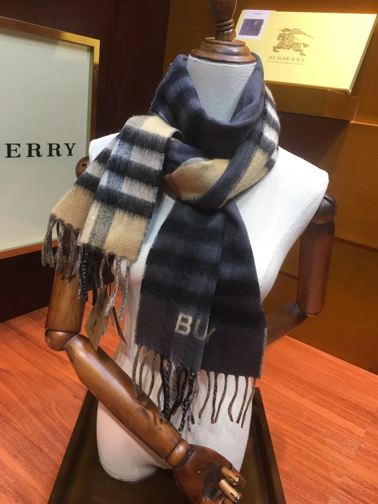 Burberry Écharpe Classique à Carreaux Bleu Marine Beige Motif Extrémités Frangées Cachemire Écharpe 7