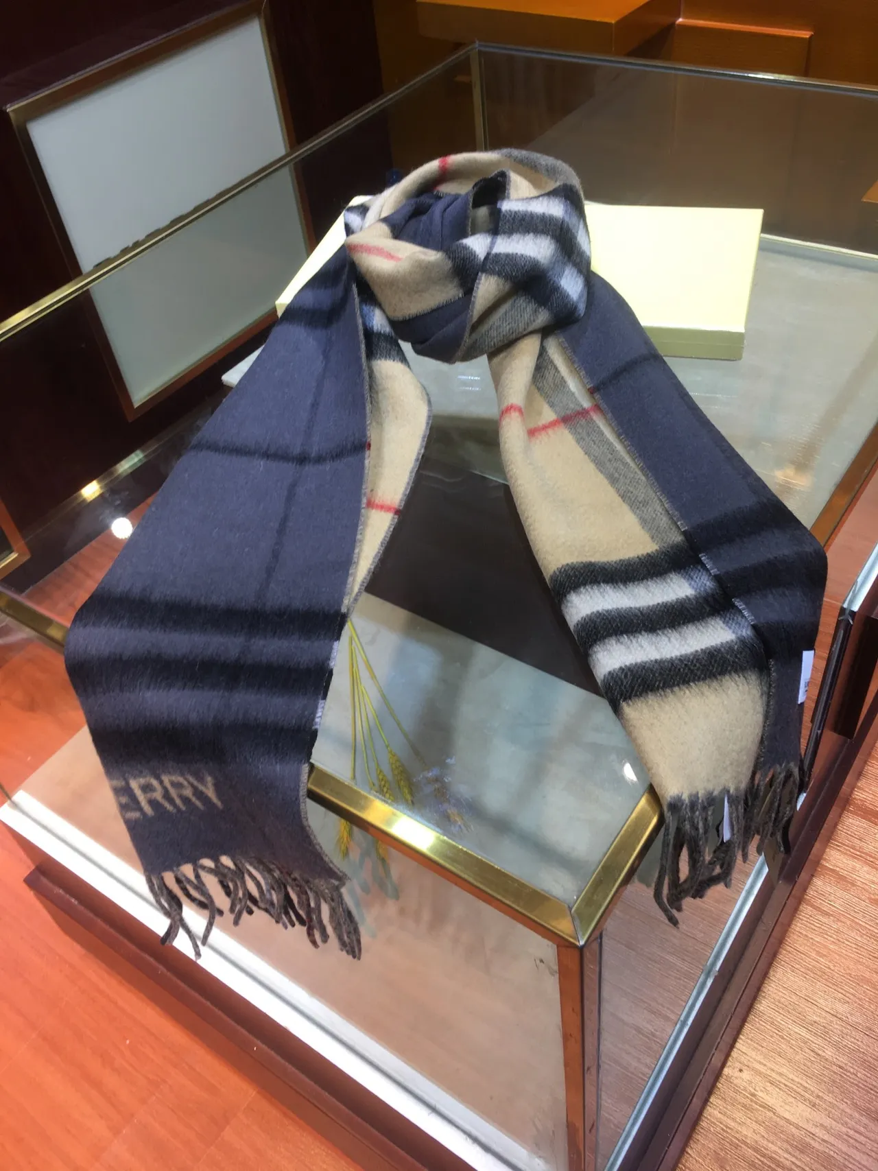 Burberry Écharpe Classique à Carreaux Bleu Marine Beige Motif Extrémités Frangées Cachemire Écharpe 8