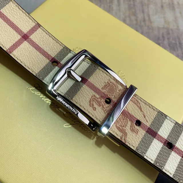 Burberry Haymarket Check Beige Red Reversible Boucle Impression Ceinture en Cuir 2