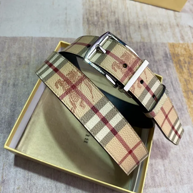 Burberry Haymarket Check Beige Red Reversible Boucle Impression Ceinture en Cuir 8