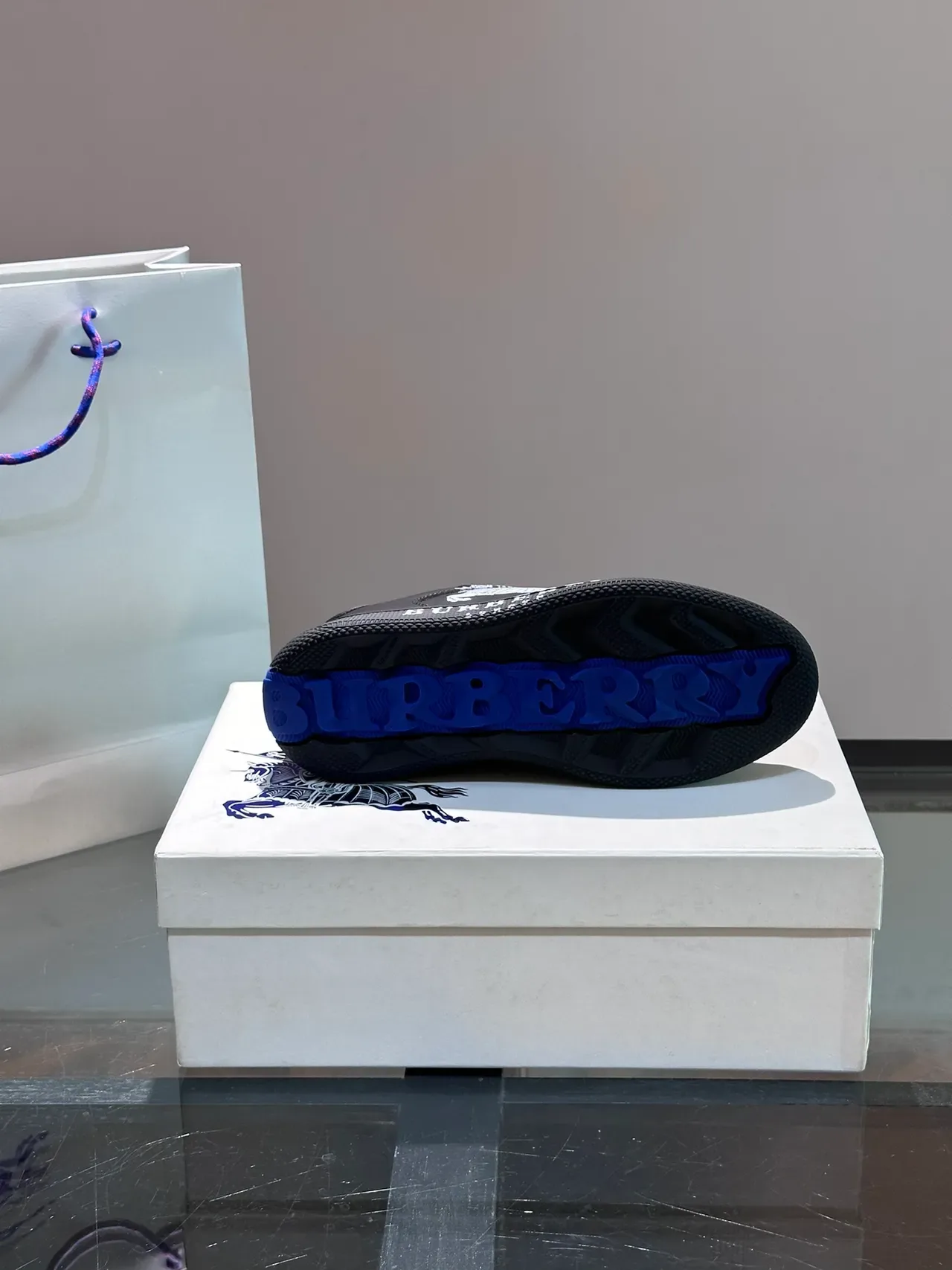 Burberry Knight Noir et Bleu Royal Lifestyle Sneakers 2