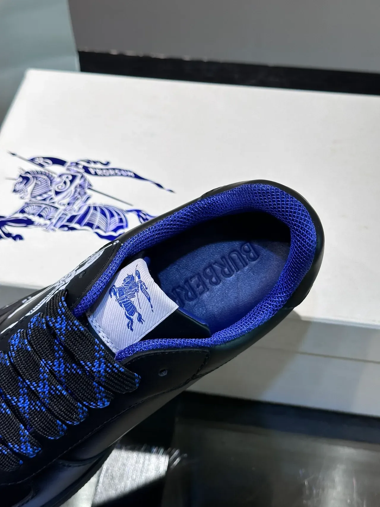 Burberry Knight Noir et Bleu Royal Lifestyle Sneakers 3