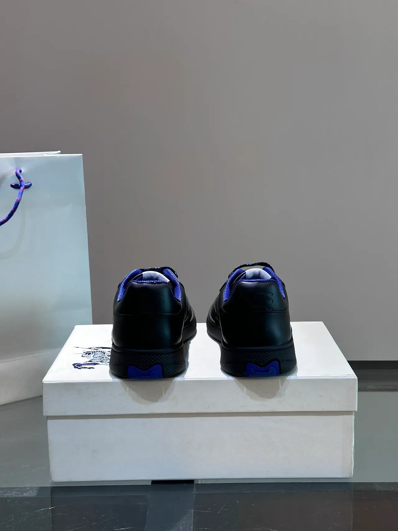 Burberry Knight Noir et Bleu Royal Lifestyle Sneakers 4