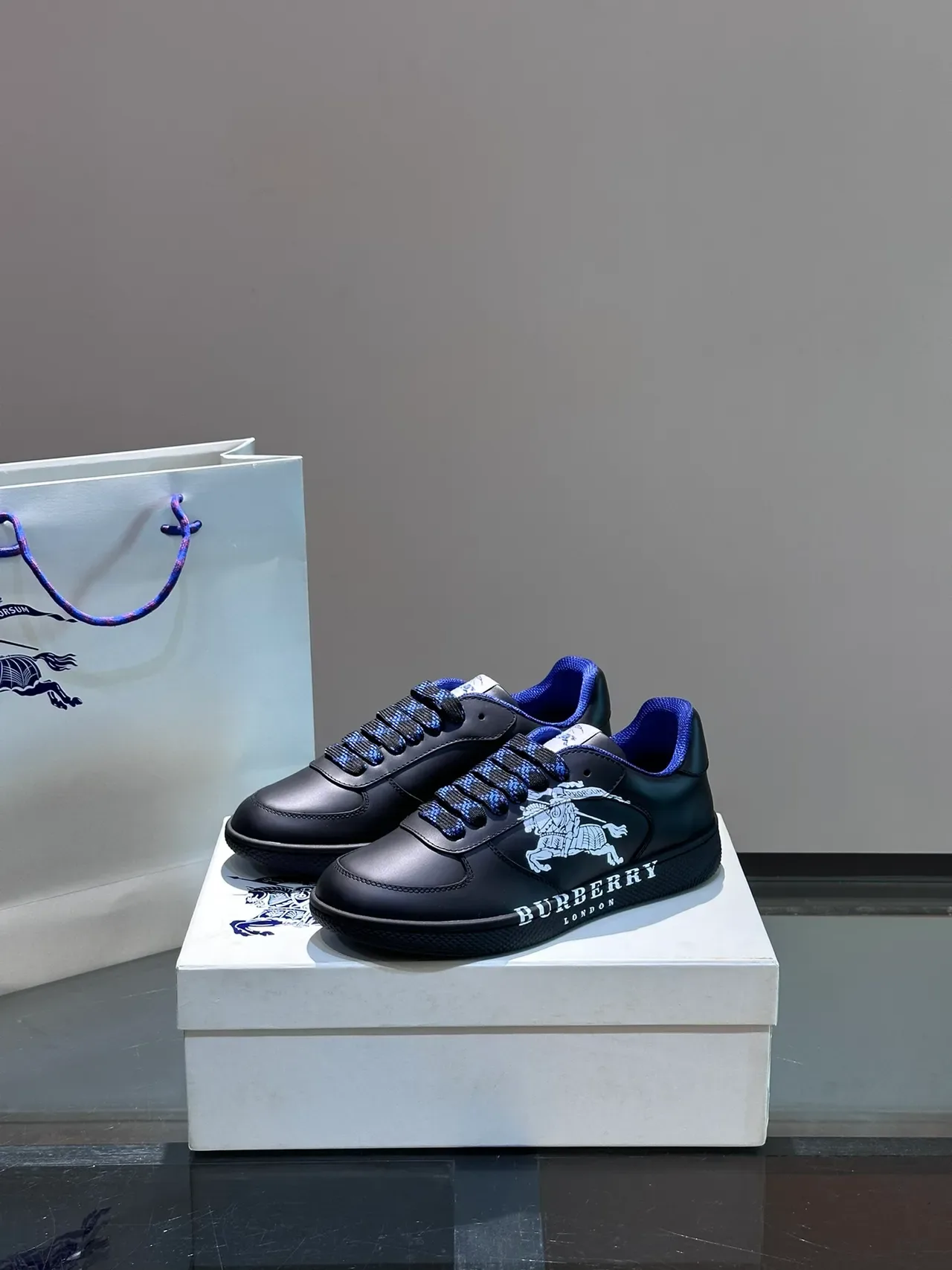 Burberry Knight Noir et Bleu Royal Lifestyle Sneakers 5
