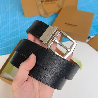 Burberry Knight কালো দানা চামড়ার বেল্ট