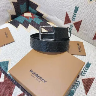 Burberry Knight काला चांदी एम्बॉस्ड मोनोग्राम बकल लेदर बेल्ट