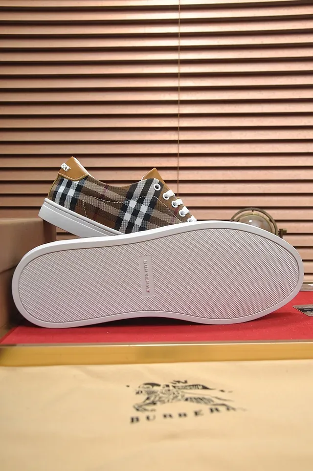 Burberry Knight Check et sneakers lifestyle en cuir tan 2