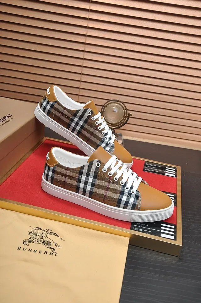 Burberry Knight Check et sneakers lifestyle en cuir tan 3