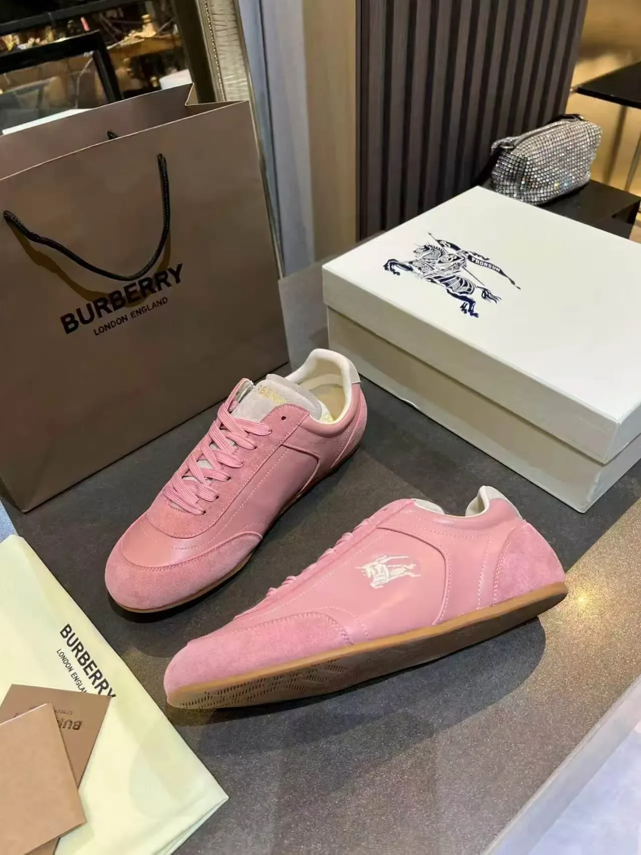 Burberry Knight Sneakers Lifestyle en Daim et Cuir Rose Poussière 2