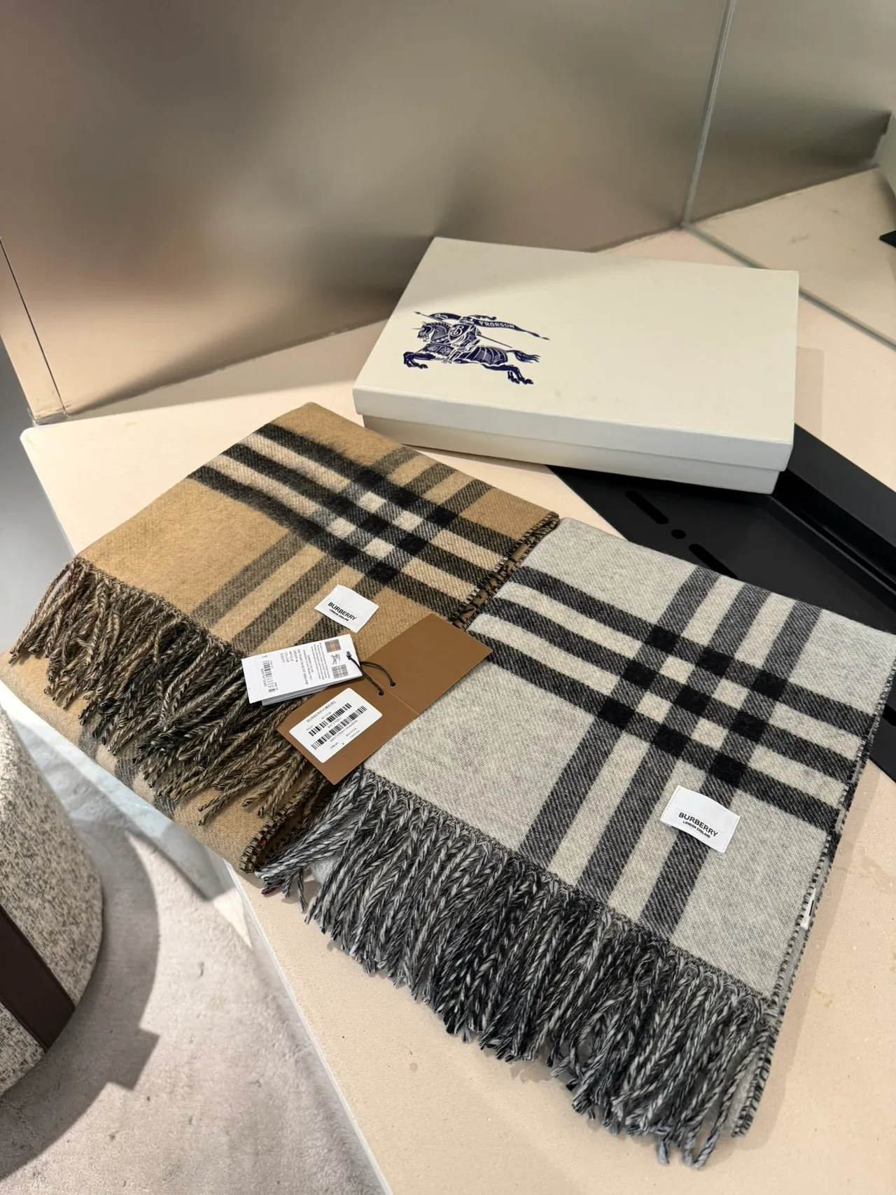 Écharpe Burberry Cachemire à impression équestre en gris knight et noir 4