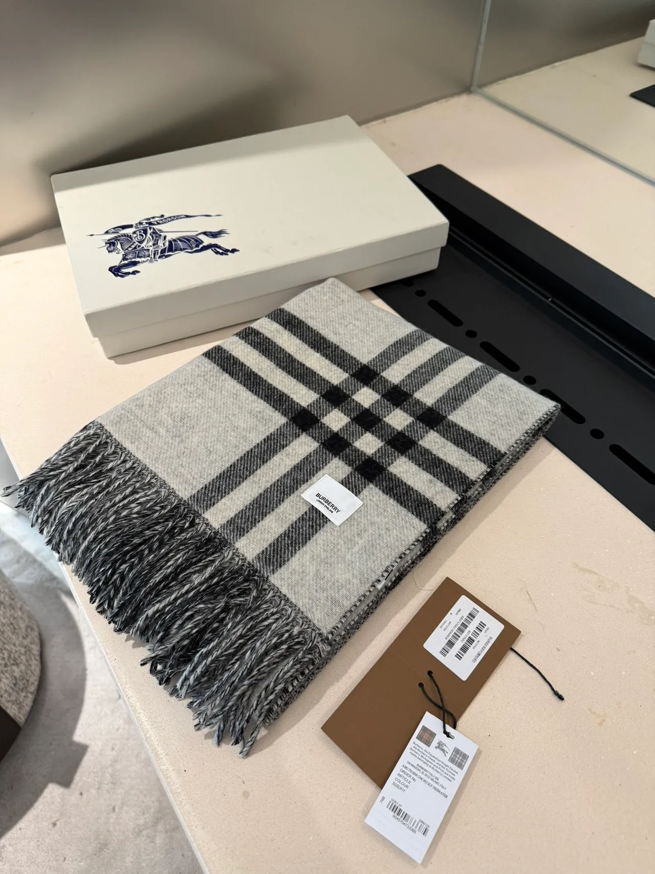 Écharpe Burberry Cachemire à impression équestre en gris knight et noir 5