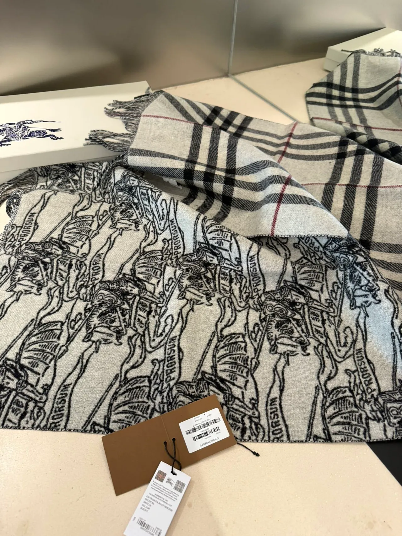 Écharpe Burberry Cachemire à impression équestre en gris knight et noir 7