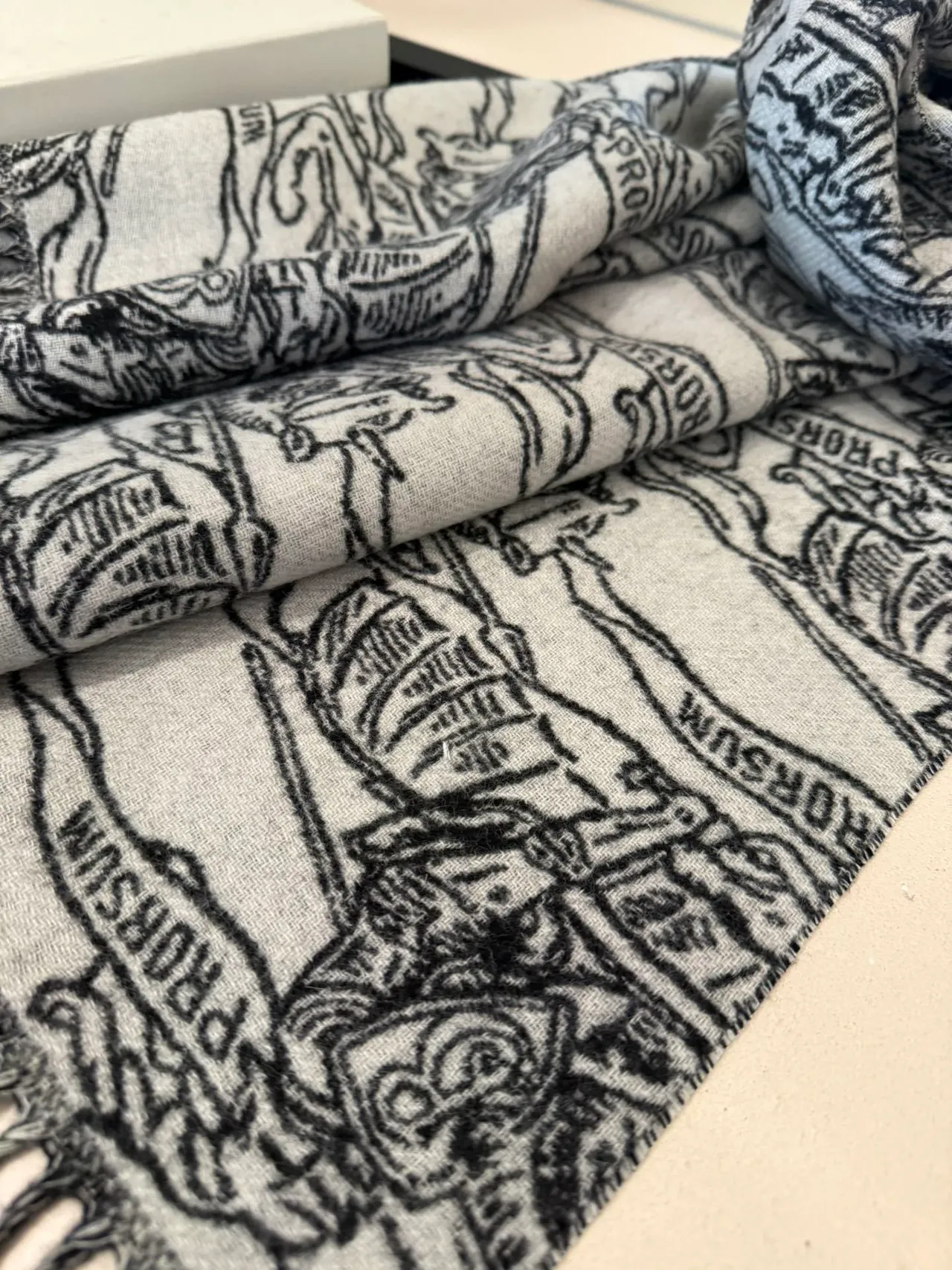 Écharpe Burberry Cachemire à impression équestre en gris knight et noir 9