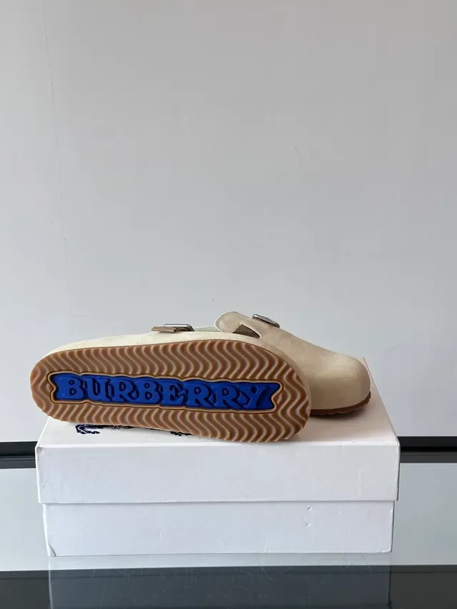 Burberry Lola Mocassin Daim Beige Marron avec Sangle et Boucle 2
