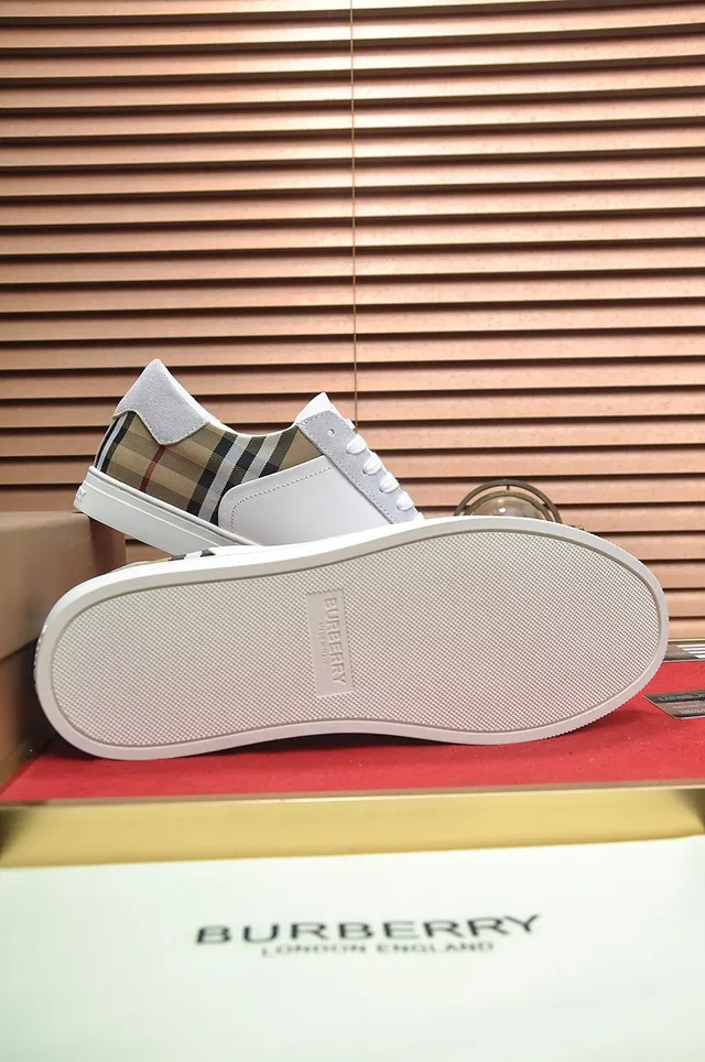 Burberry Lola Blanc Beige Baskets Lifestyle Basses en Daim et Cuir Panelées 2