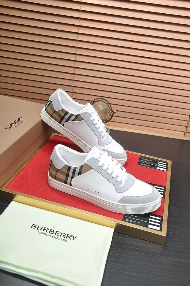 Burberry Lola Blanc Beige Baskets Lifestyle Basses en Daim et Cuir Panelées 3