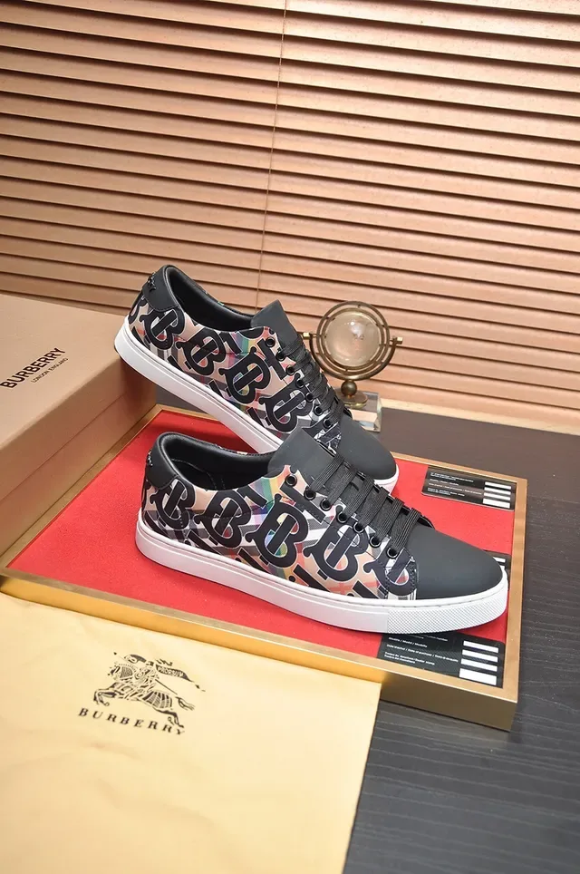Burberry মনোগ্রাম প্রিন্ট কালো এবং সাদা লাইফস্টাইল স্নিকার 3