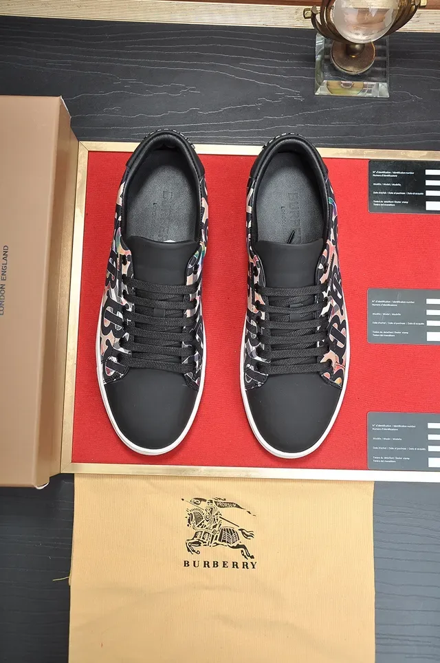 Burberry মনোগ্রাম প্রিন্ট কালো এবং সাদা লাইফস্টাইল স্নিকার 4