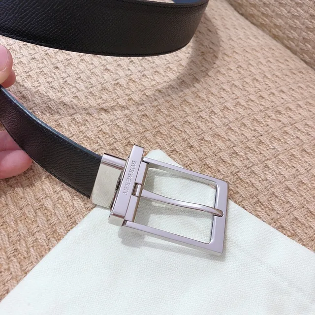 Burberry Cinto de couro reversível preto e marinho 4