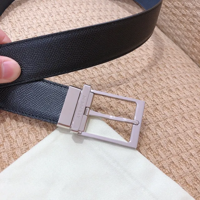 Burberry Cinto de couro reversível preto e marinho 6