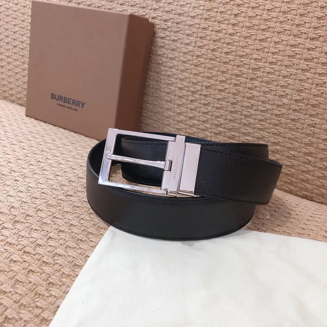 Burberry Cinto de couro reversível preto e marinho 8