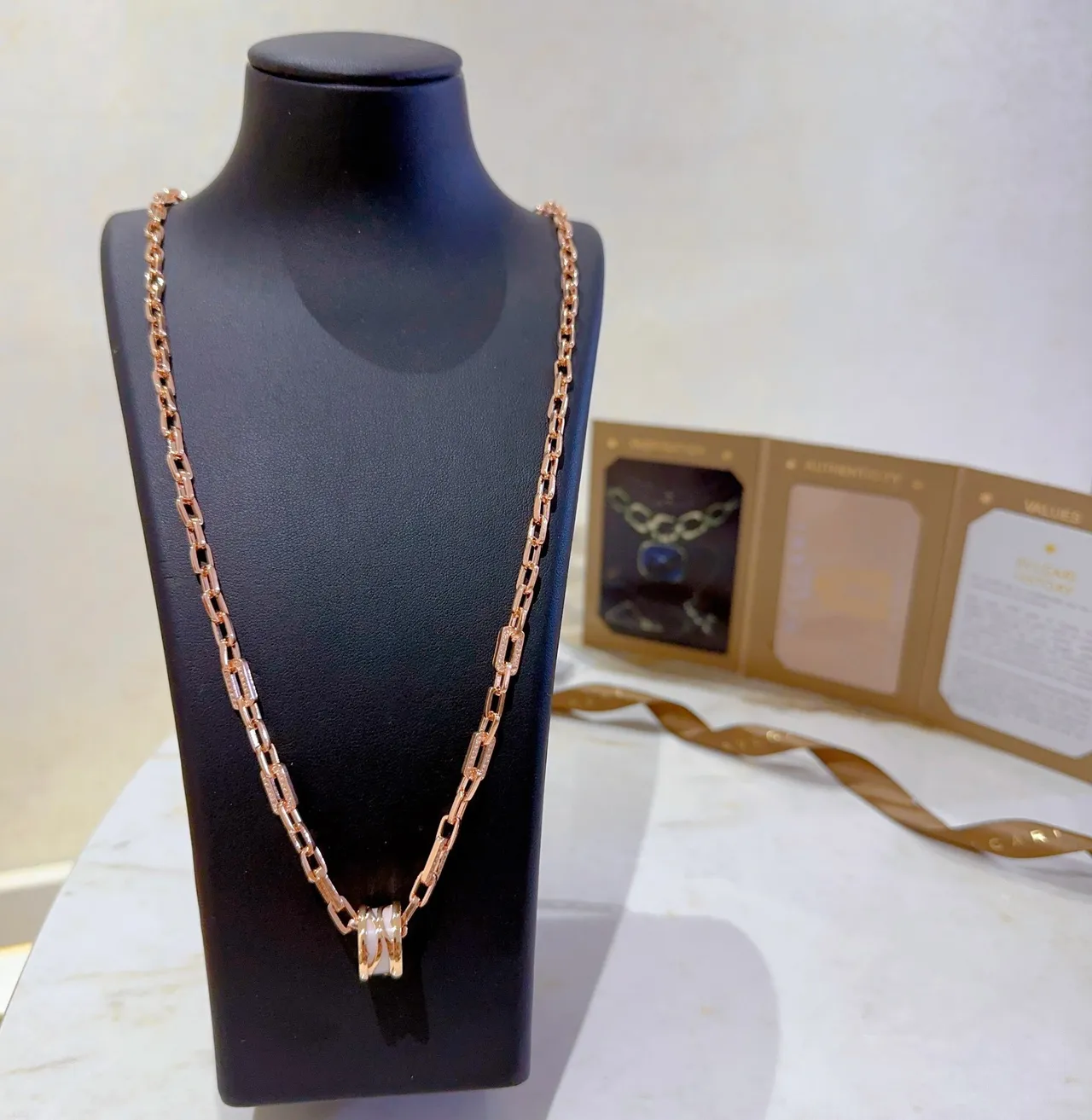 Bvlgari B.zero1 Or Rose et Céramique Blanche Collier de Diamants 9