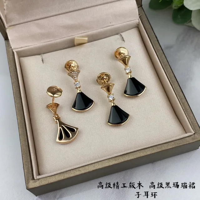 Bvlgari Divas’ Dream أقراط مروحية أسود مينا وكريستال ذهبي الدرجة 4