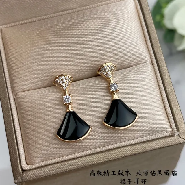 Bvlgari Divas’ Dream أقراط مروحية أسود مينا وكريستال ذهبي الدرجة 5
