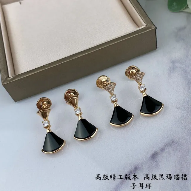 Bvlgari Divas’ Dream أقراط مروحية أسود مينا وكريستال ذهبي الدرجة 8