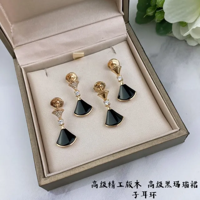 Bvlgari Divas’ Dream أقراط مروحية أسود مينا وكريستال ذهبي الدرجة 9