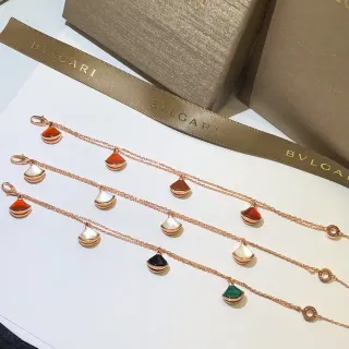 Bvlgari Divas’ Dream पंखुदी आकार के पत्थर वाले पेंडेंट ब्रेसलेट