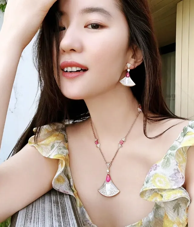 Bvlgari Divas’ Dream Collier en or avec diamants et rubis motif éventail 7