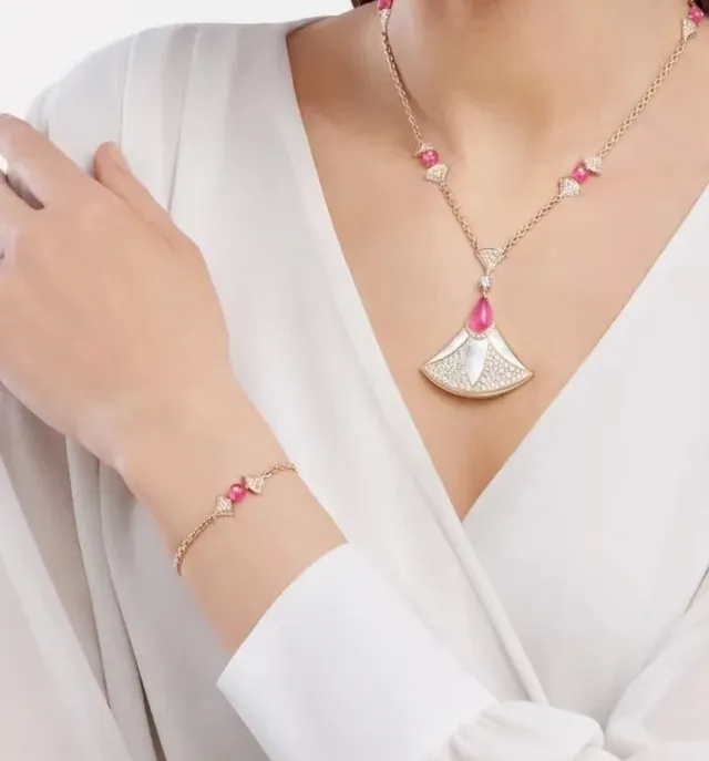 Bvlgari Divas’ Dream Collier en or avec diamants et rubis motif éventail 9