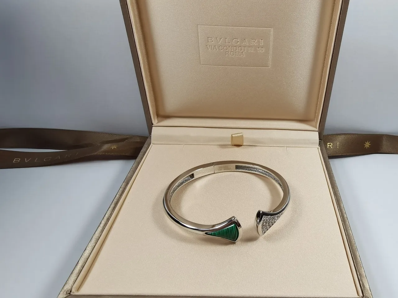 Bvlgari Divas’ Dream bracelet ouvert or vert terminaux pointe de flèche bracelet 8