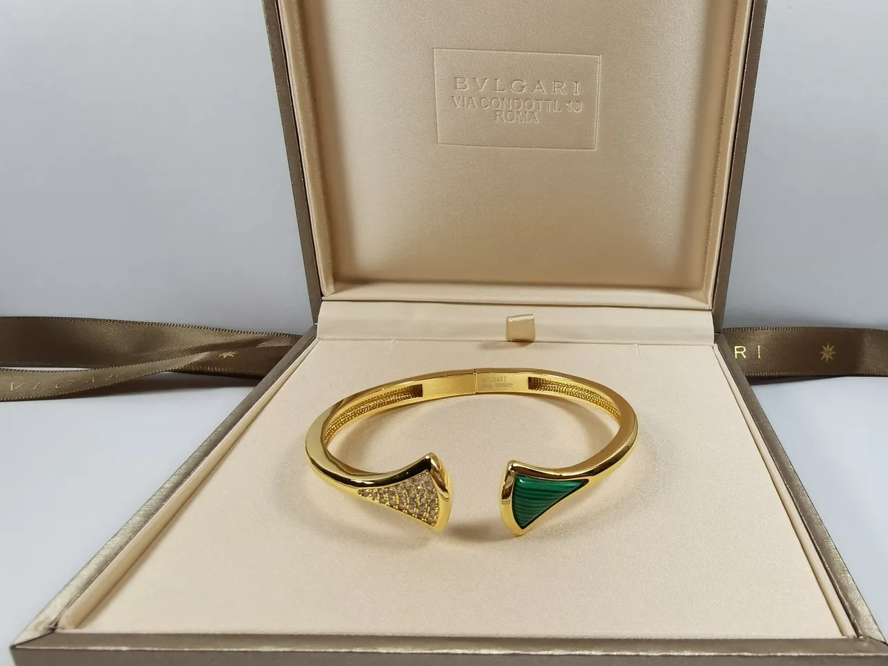 Bvlgari Divas’ Dream bracelet ouvert or vert terminaux pointe de flèche bracelet 9
