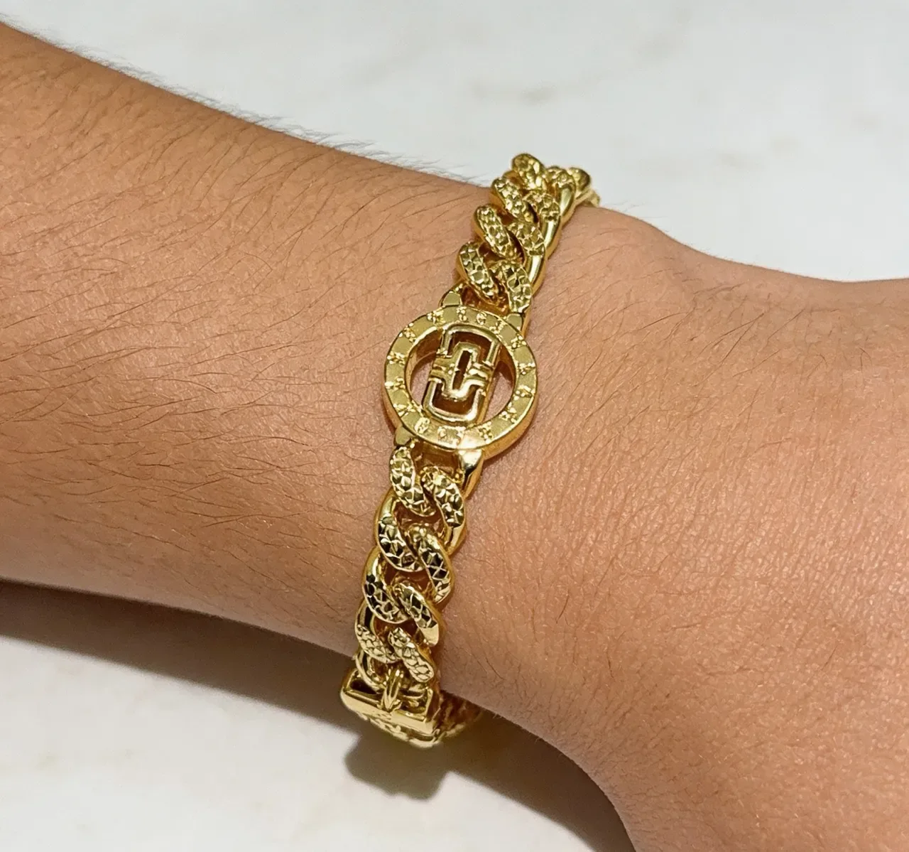 Bvlgari Pulseira de Corrente Curb-Link Chunky com Três Motivos de Médaillon Gravados em Ouro 3