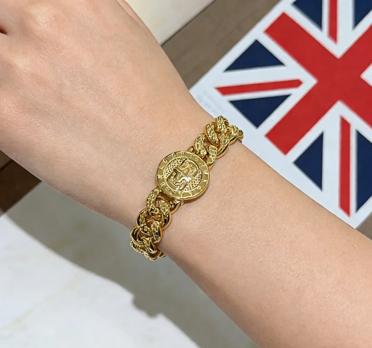 Bvlgari Pulseira de Corrente Curb-Link Chunky com Três Motivos de Médaillon Gravados em Ouro 5