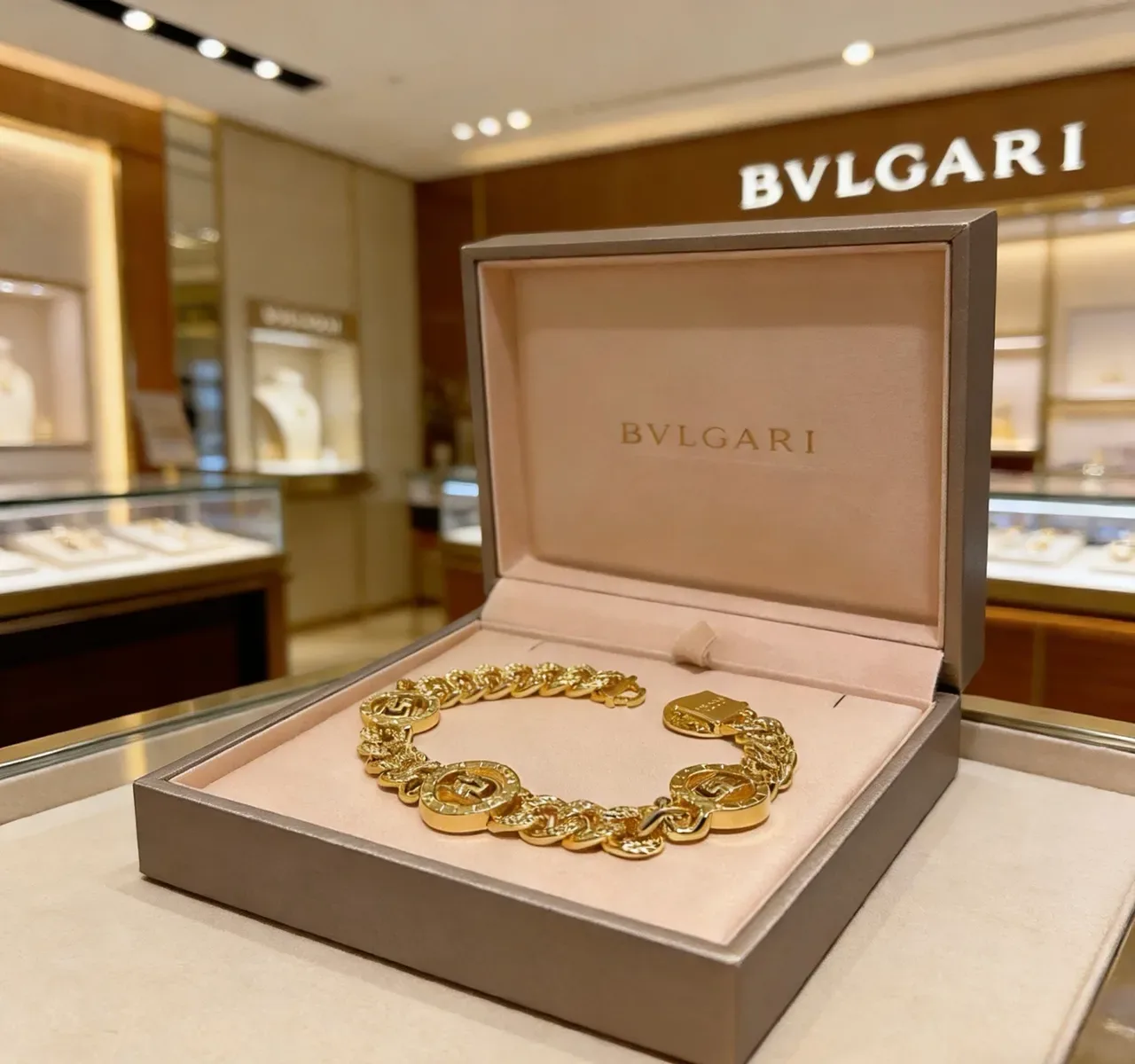 Bvlgari Pulseira de Corrente Curb-Link Chunky com Três Motivos de Médaillon Gravados em Ouro 6
