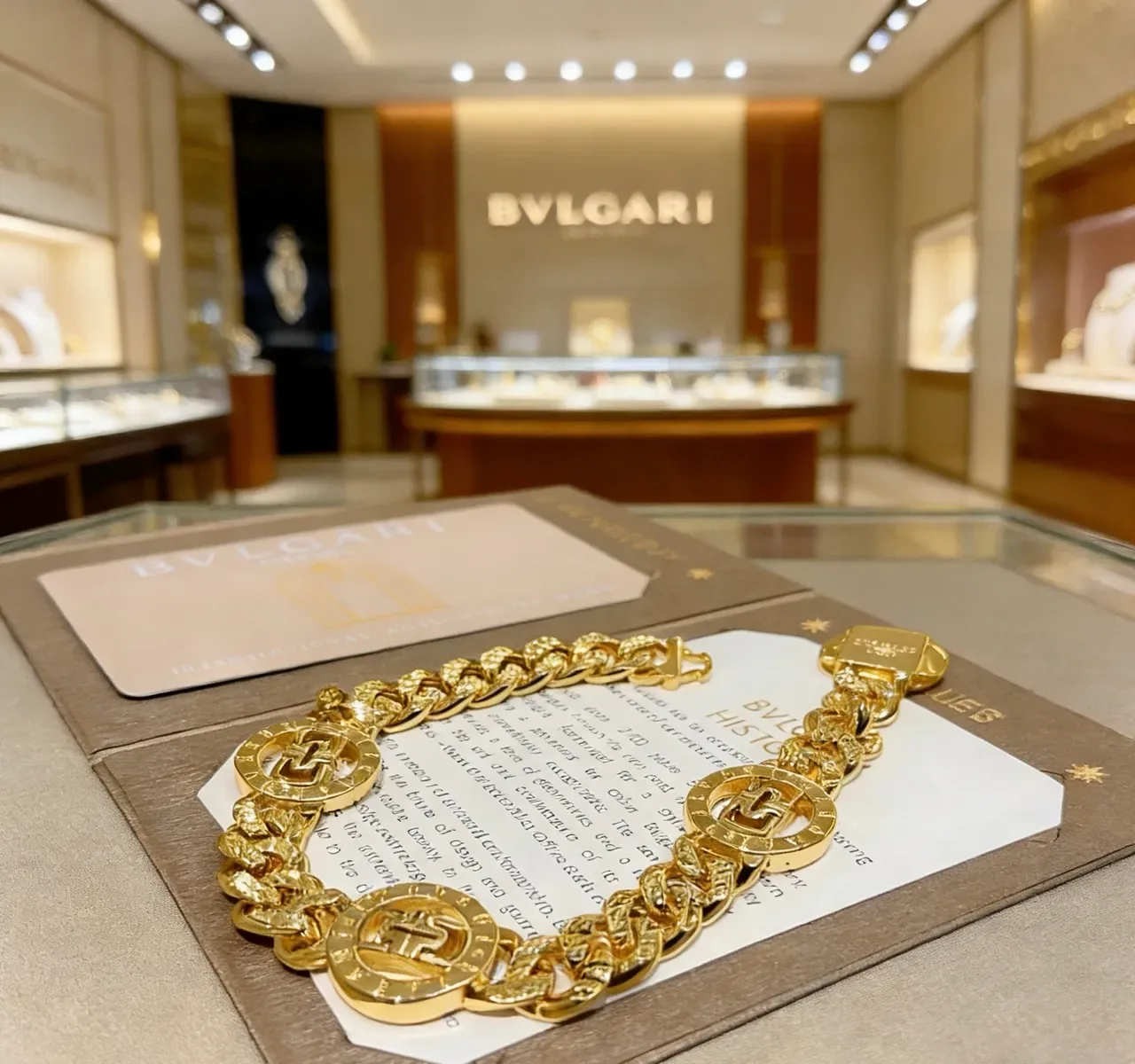 Bvlgari Pulseira de Corrente Curb-Link Chunky com Três Motivos de Médaillon Gravados em Ouro 7
