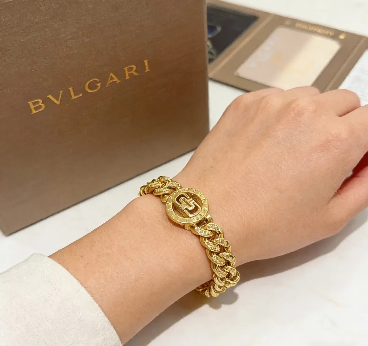 Bvlgari Pulseira de Corrente Curb-Link Chunky com Três Motivos de Médaillon Gravados em Ouro 8