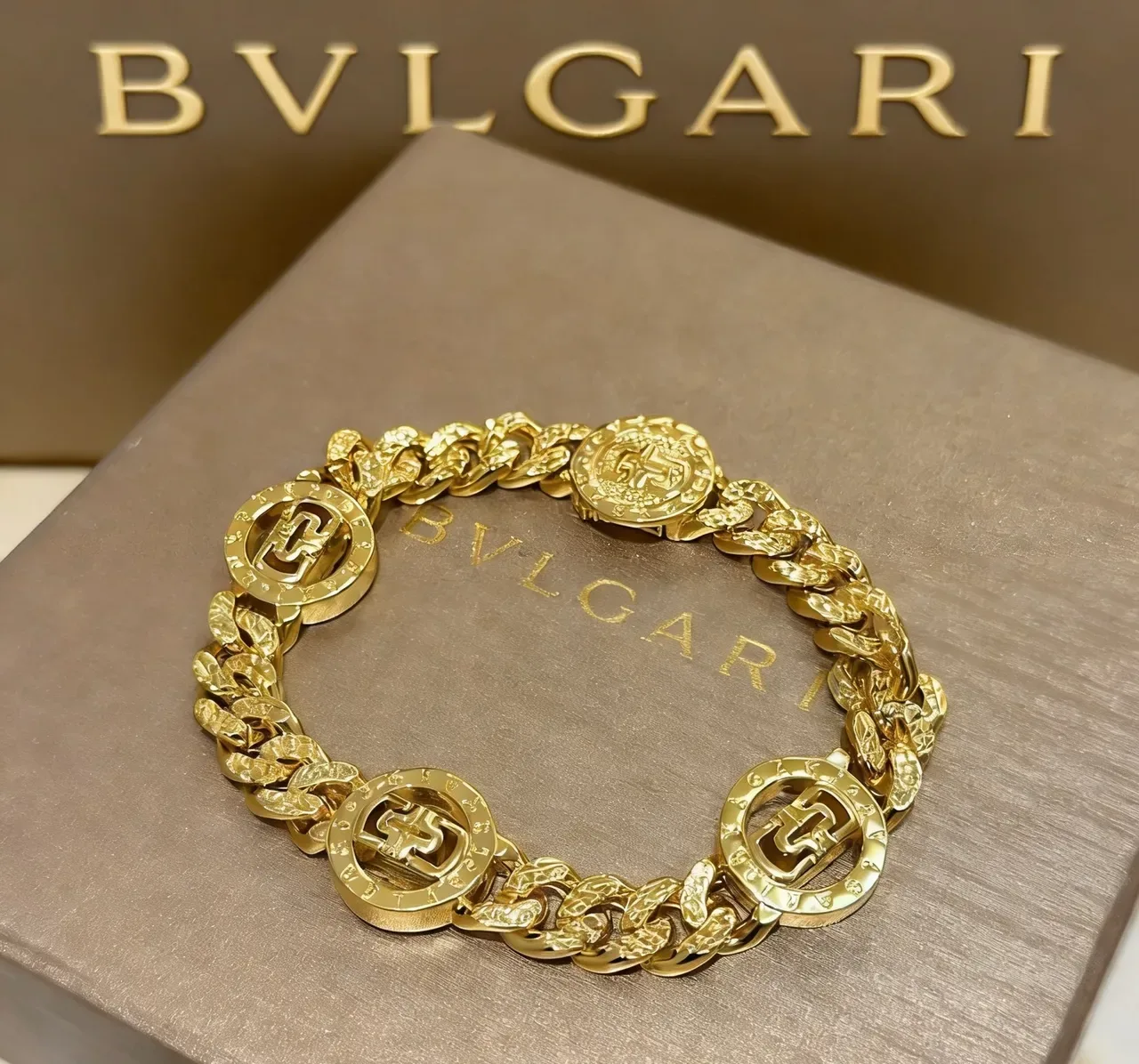 Bvlgari Pulseira de Corrente Curb-Link Chunky com Três Motivos de Médaillon Gravados em Ouro 9