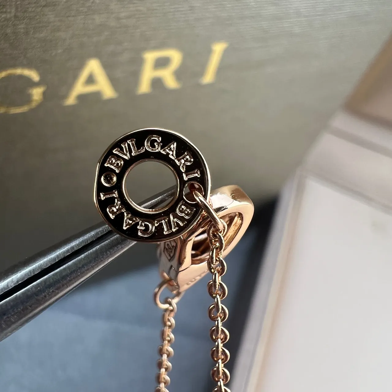 Bvlgari Collier avec pendentifs dorés et verts en forme de popsicle superposés 2