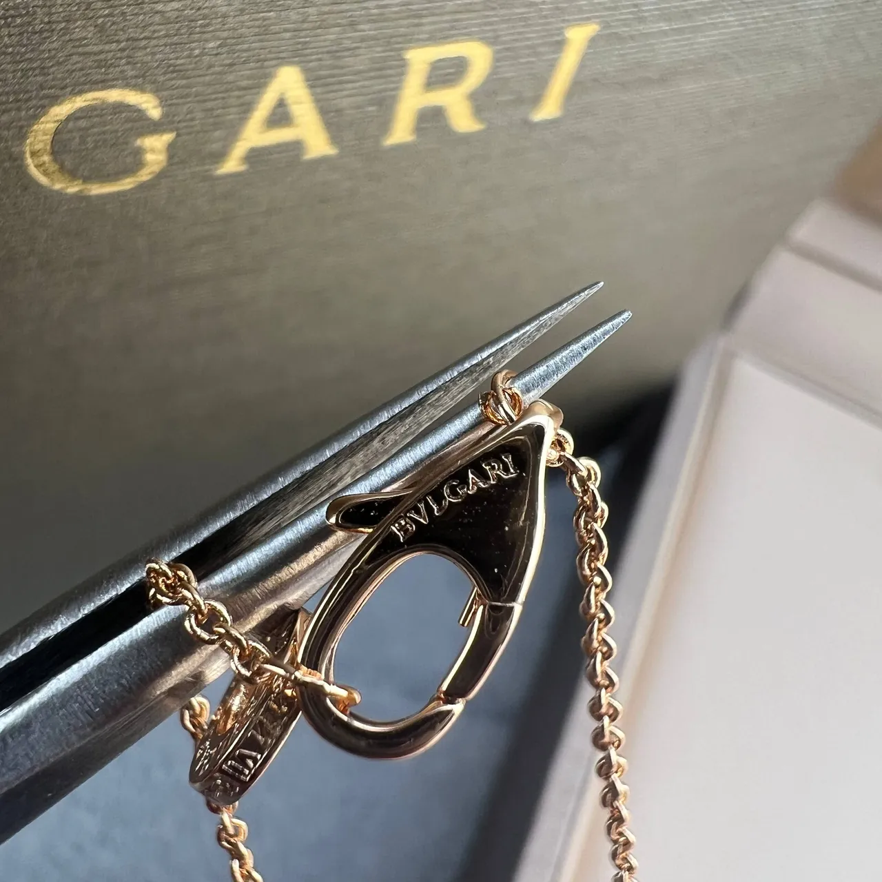 Bvlgari Collier avec pendentifs dorés et verts en forme de popsicle superposés 3