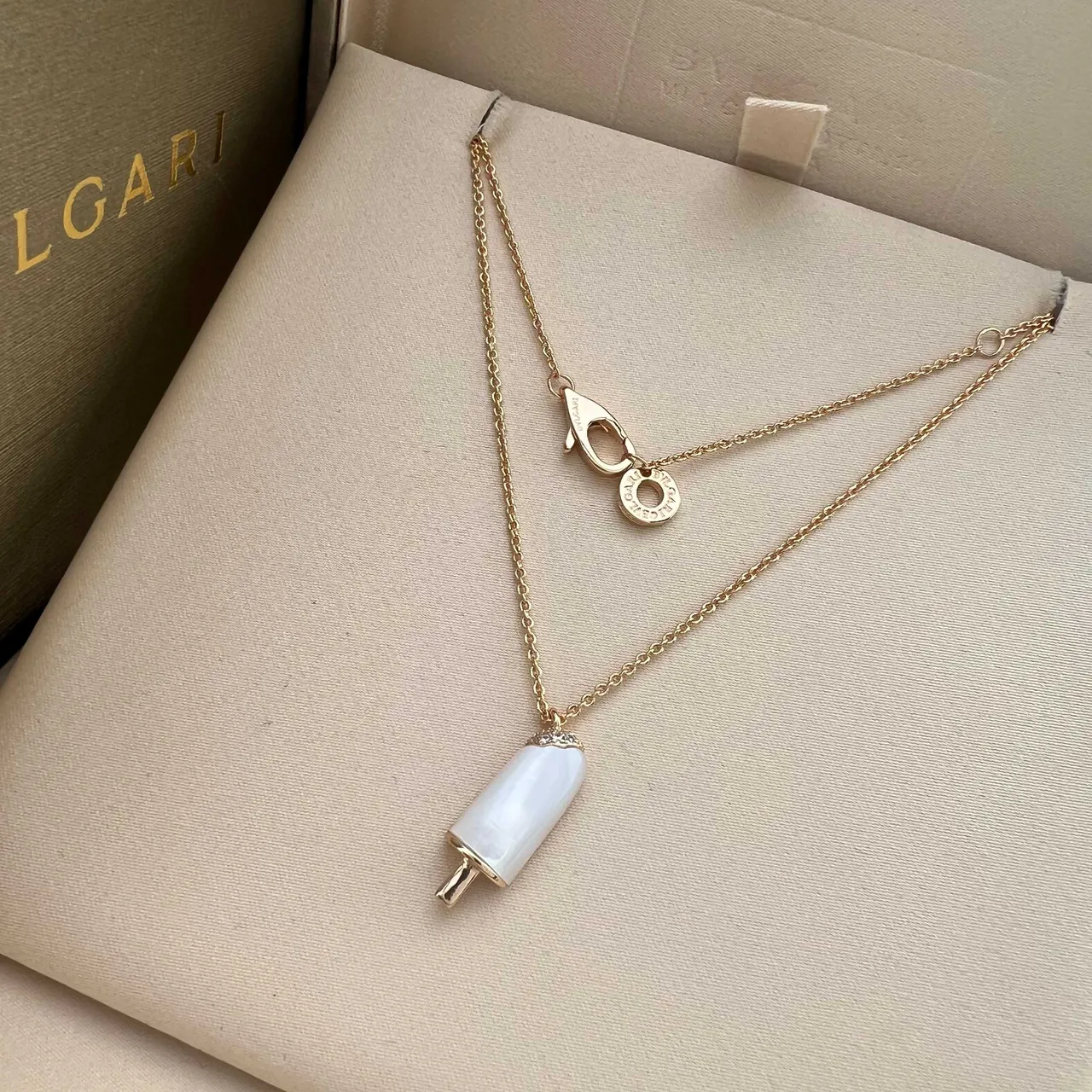 Bvlgari Collier avec pendentifs dorés et verts en forme de popsicle superposés 4