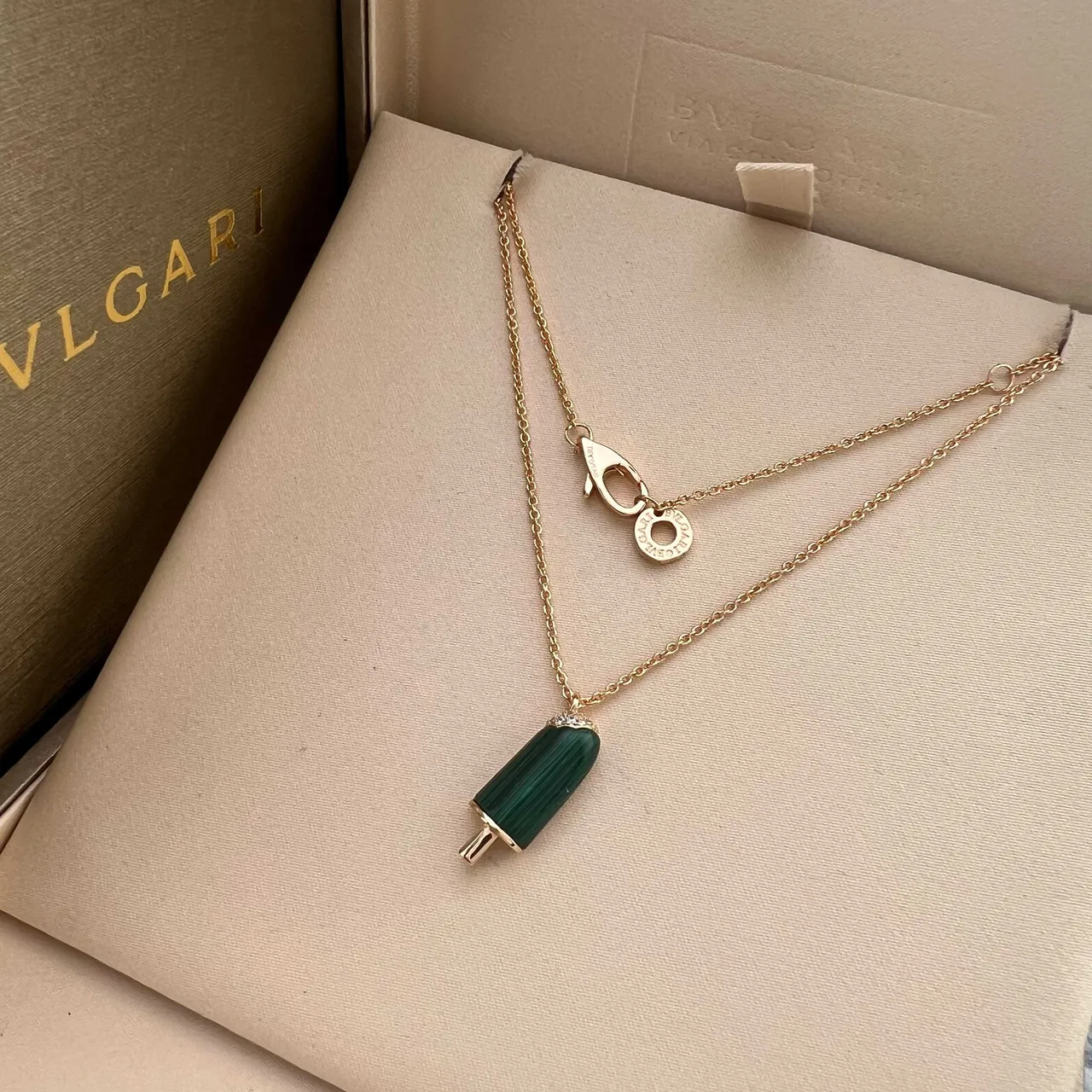 Bvlgari Collier avec pendentifs dorés et verts en forme de popsicle superposés 5