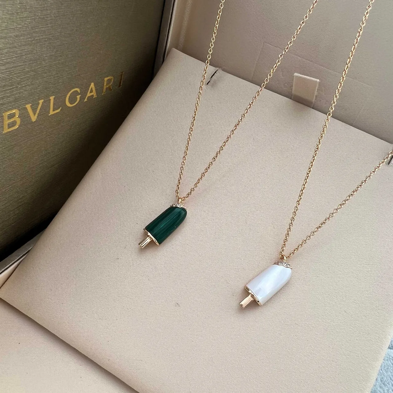 Bvlgari Collier avec pendentifs dorés et verts en forme de popsicle superposés 6