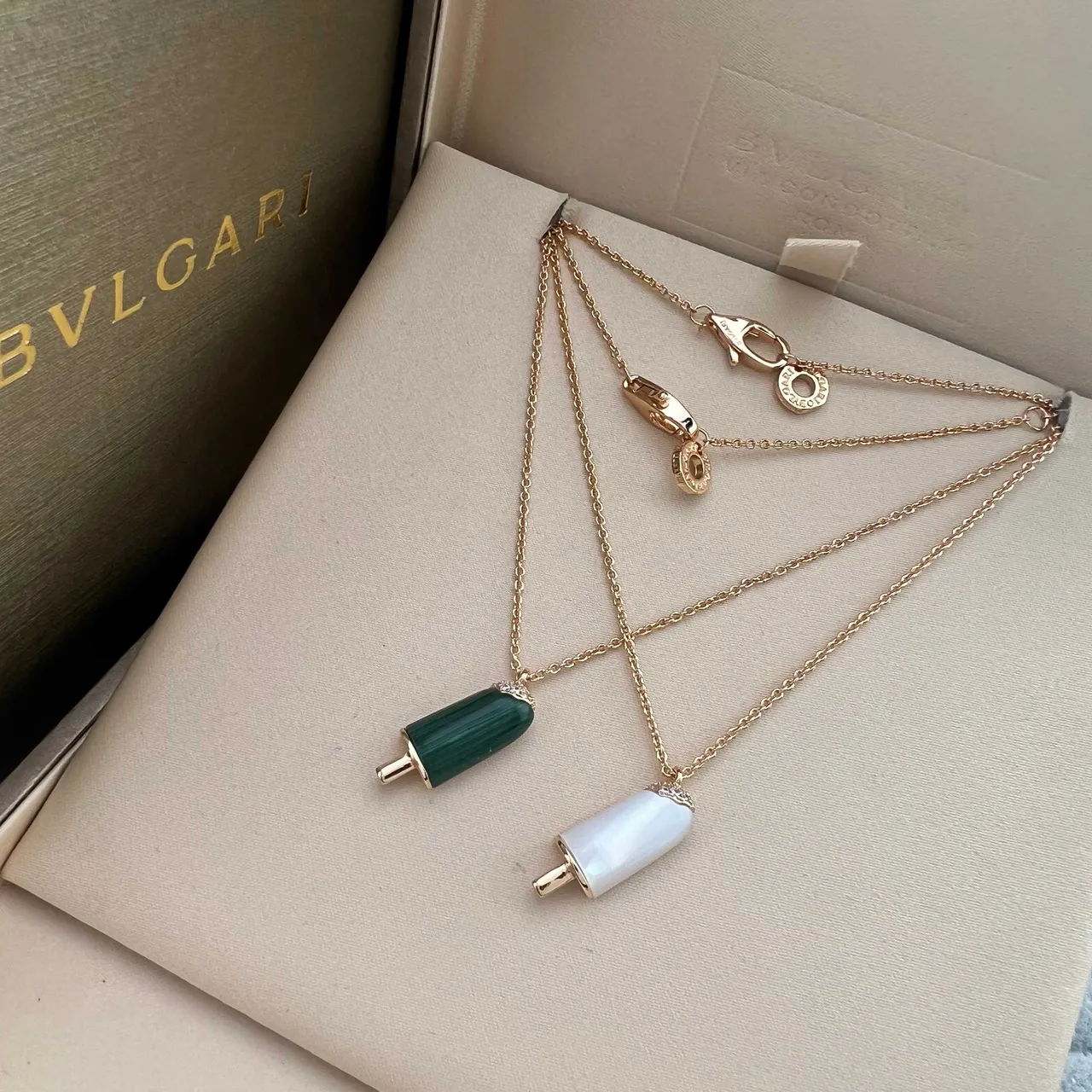 Bvlgari Collier avec pendentifs dorés et verts en forme de popsicle superposés 7